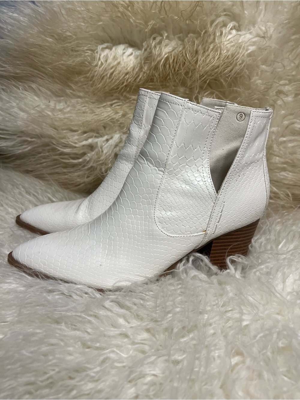 Women's White Textured Pointed-Toe Ankle Boots with Low Block Heel